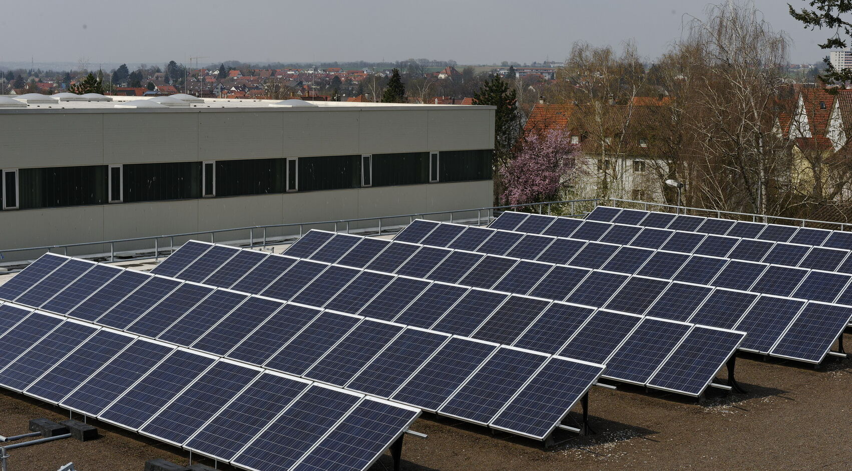 Fotovoltaik-Anlage auf dem Dach des SSV Stadions an der Kreuzeiche